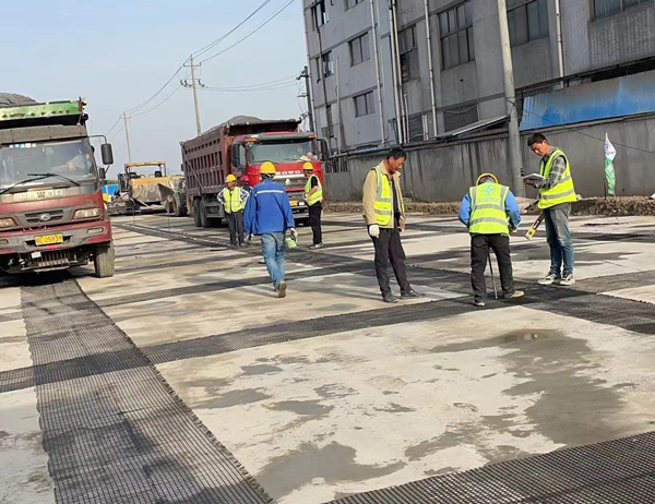 永安坝街道老材料的新故事：玻璃纤维土工格栅如何在‘白改黑’浪潮中重获新生？
